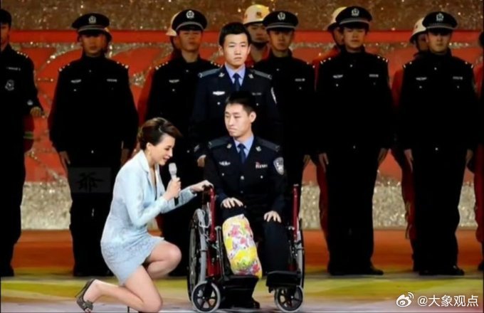 同样是屈膝，一个让人泪目，一个被骂上热搜！ ​​​