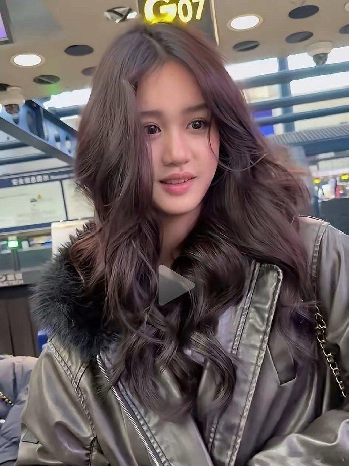 钟丽缇的二女儿，张思捷，完美遗传妈妈的巅峰颜值，真是无限循环的美貌，太绝了… ​