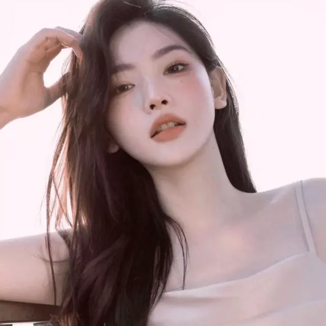 阳光下的温柔少女，散发着自然的美