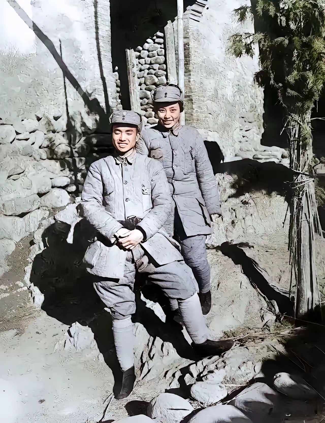 40年代，延安，一个草房前，一对年轻的军官夫妻，笑容满面，许多年以后...