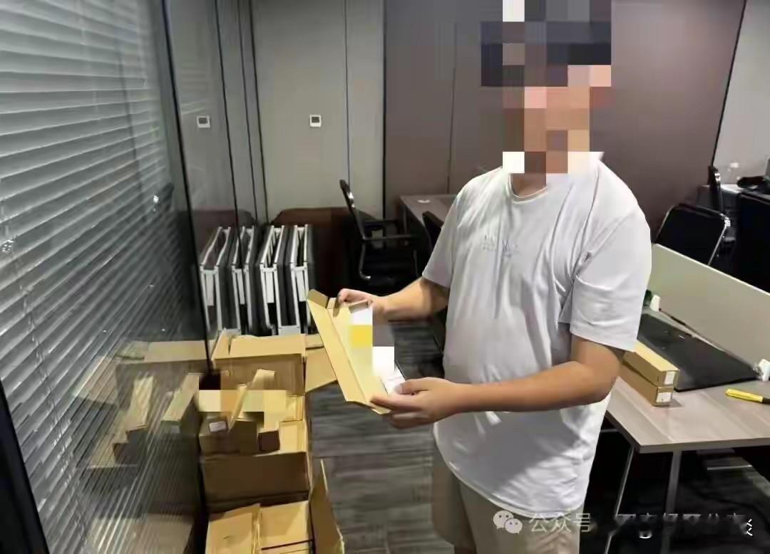 果然有内鬼，刚刚刷到一篇新闻，说的是西安公安局经开分局成功破获了一起为境外电诈集团提供账号资源的黑灰产业案，涉案手机卡多达20余万张，仅景某某一家1~5月就卖出了9500张。
信息来源：光明网9月4报道。
之前很多人都好奇，中国实卡电信业务早已实名制了，为何还有那么多诈骗电话打进来，他们的卡又是从何