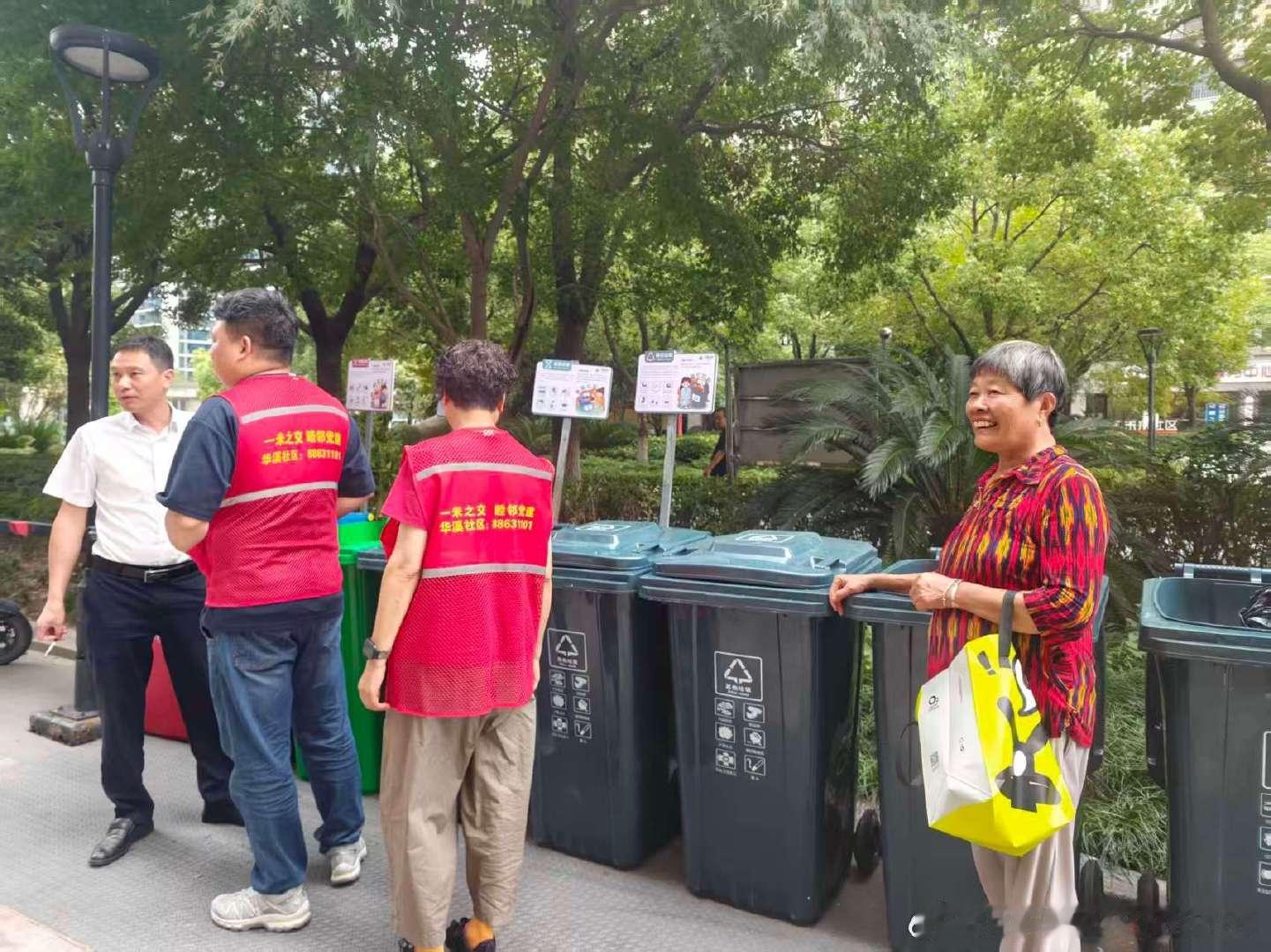 9月22日，华溪社区工作人员对社区内垃圾分类情况进行检查。 ​