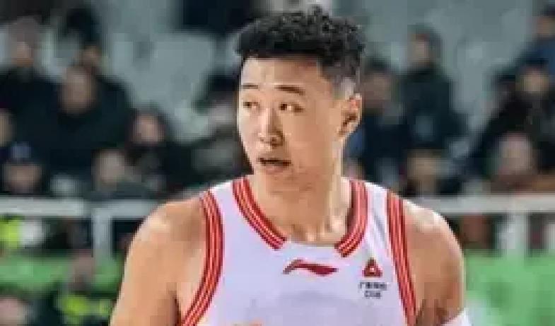 单场狂输58分，回过头又被北控按在地上摩擦33分，深圳男篮这波开局直接把自家球迷整破防了。
网上一堆人甚至编出段子，怀疑队员是不是在故意演戏，想逼着新教练赶紧卷铺盖走人。
讲真，真没必要搞这种阴谋论。场上打得稀烂是明摆着的事实，但要是把这口大锅全扣在顾全一个人头上，未免太简单粗暴了。
郑永刚指