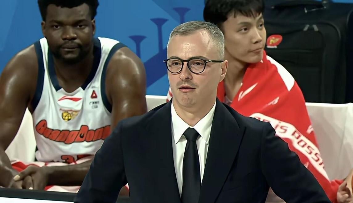 广东男篮退无可退了，今晚在东莞主场碰上两连胜的广厦，要是再吞一场败仗，球迷的嗓子都得喊哑。
前两场球看得人胸口发闷，输球不可怕，可怕的是场上那种各打各的窒息感。
球一过半场就停滞，后卫被死死缠住，内线又顶不进去，纯靠球员轮流单打硬解，打到第四节气都喘不匀。
对面广厦可不是善茬。
孙铭徽和胡金