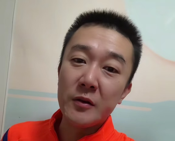 媒体人左海涛表示，他不明白山东泰山本赛季的目标究竟是什么。
在山东泰山客场1-1战平重庆铜梁龙后，媒体人左海涛认为，现在山东泰山其实在成绩目标方面非常混乱。之前定下的目标是联赛保三争一，足协杯争冠，B队冲上中甲。但目前来看这三个目标都很难实现了。
此外，左海涛也表示，在前两个目标比较难实现甚至已经实现不了的情况下，球队居然不放有实力的年轻小将陈泽仕跟依木兰去B队支援冲甲，这导致B队目前冲甲也没什么希望了。左海涛认为，山东泰山经常既要那要，举棋不定，最终经常是所有目标都没能实现。
大家怎么看呢？