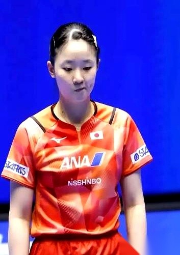 在亚运赛场上，张本美和听懂了中国记者的中文提问，却用日语给出回答。
她在二〇二三年杭州亚运会上跟木原美悠淘汰孙颖莎和王曼昱后，明明对着镜头用中文一句句复盘过比赛。
这段几十秒短视频招来的大批网友还没有停止谩骂，他们依旧咬定她数典忘祖。
大伙儿一生气，无非是觉得这姑娘揣着明白装糊涂。你不是懂中文吗？你