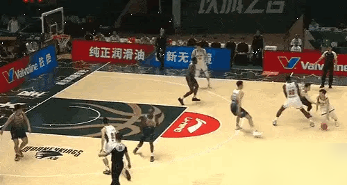 广东宏远95比96输南京，外援账面上个个好看，拆开一算全是窟窿。
替补弗格16分钟砍17分，第三节断电靠他续命，3+1都打出来了，结果只给16分钟。博日奇24分12篮板，数据全场最高，末节关键罚球两罚一中，5个失误，处理球跟闹着玩似的。阿祖布克倒是稳，5中4拿10分，护框有存在感，但也就是个吃饼工