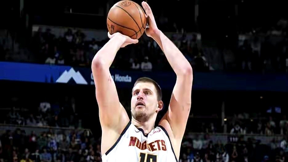 约基奇又刷疯了！这数据简直离谱。  掘金客场打太阳，约老师只用17分4...