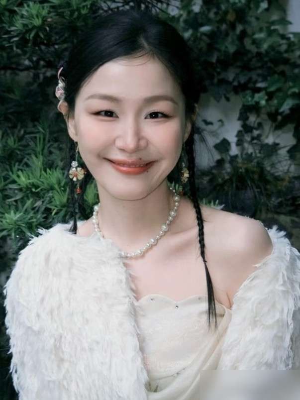 王家卫私下吐槽金靖的录音被曝了，42场戏一剪没，还落一顿数落。这瓜不炸才怪。
结果网友扒下去，风向立马变了。
金靖压根没出来对线，也没卖惨，扭头接着跑通告接配音。再一看，她老公舒奕橙，《画江湖之不良人》的导演兼编剧，自己肚子里也有货。孕期干到产前，生完火速复出。
上海话练了，戏拍了，说删就删，