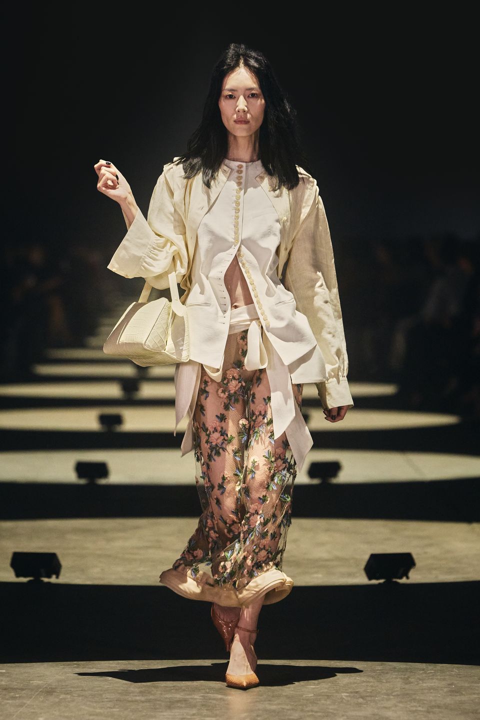 刘雯[超话] Runway|for Khaite S/S 2027 NY，纽约当日第一场，本季时装周第二场，这也是雯姐第二场为品牌走秀！化身纽约都市的性感女郎[抱一抱][抱一抱][抱一抱] 刘雯纽约时装周第二场 ​​​