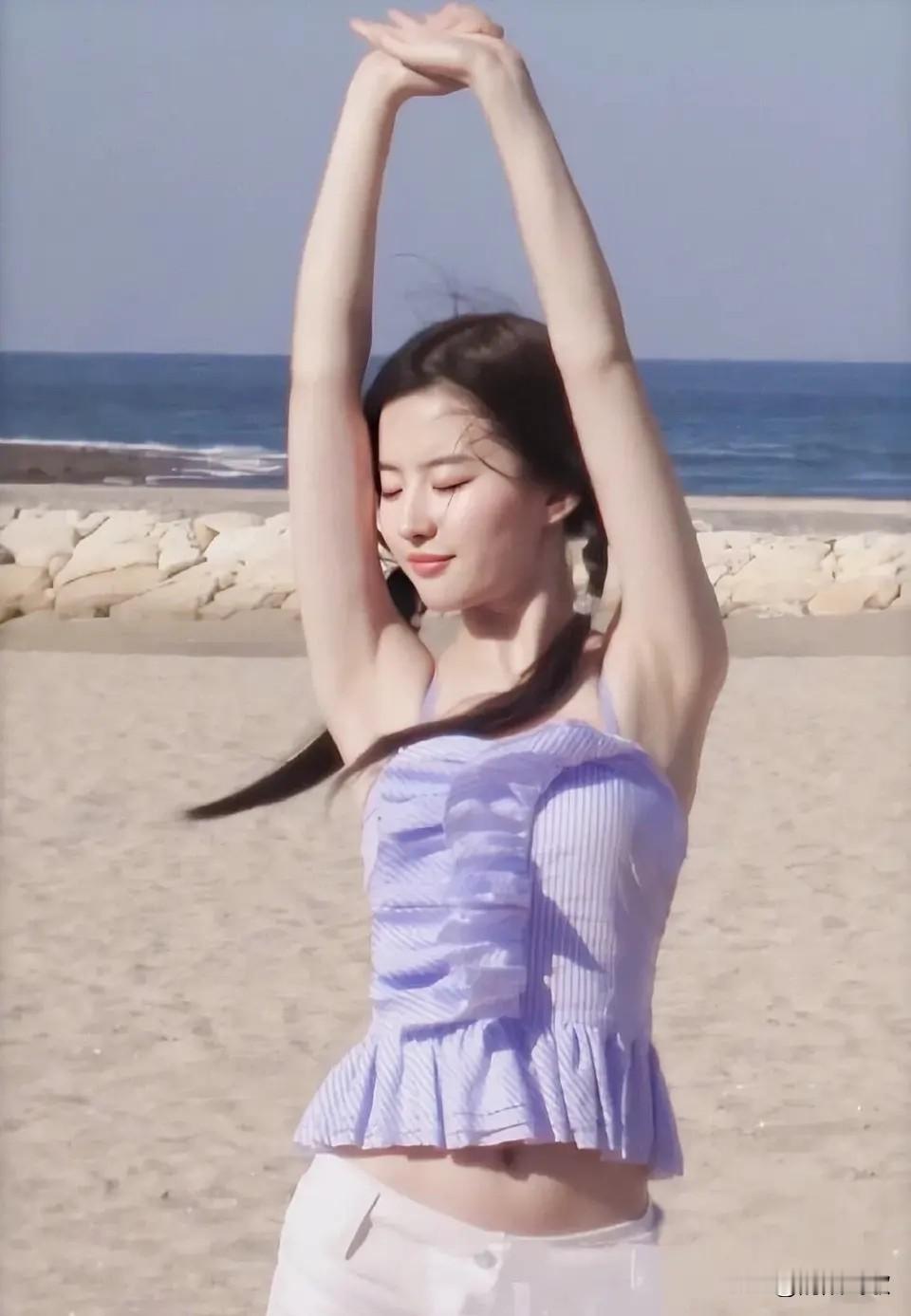 刘亦菲的沙滩泳装比基尼造型简直绝了！首度泳装出镜就美爆了，直接冲上热搜...