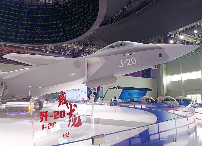之前刷到歼-35A正式官宣代号“云龙”的时候，第一反应是太对味了。
之前咱们的战机命名早就有了“龙系”传统，歼-20是威龙，歼-10是猛龙，还有枭龙、鲲鹏这些带神话意象的名字，这次补上云龙，整个谱系的氛围感直接拉满。
云龙本身就是传说里能腾云驾雾、穿行云海的神