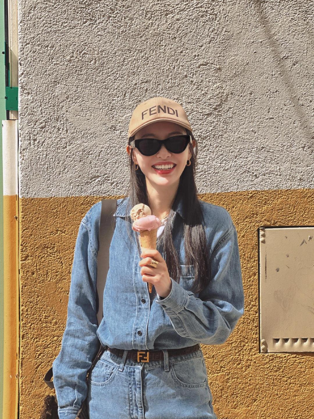 “缕一丝春风 馈一整个盛夏 恰似繁花间百般惑 一掠而过万木春”
#唐嫣此刻的生活# ｜#唐嫣陈岩# ​