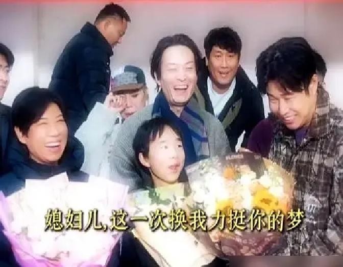 小沈阳新片没花一分钱片酬，近20个喜剧大咖全来了。贾冰、魏翔、许君聪、刘流、句号，一个没落下。这不是剧本多牛，是他攒了二十年的账，人家来还的。


新片筹备到第三个月，账上钱见底了。小沈阳坐在排练厅里，把演员名单摊在桌上，片酬那栏空着。他拿笔又划掉一个零，第一个电话打给贾冰。

“钱没有，盒饭管够。