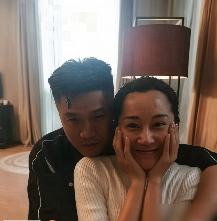 57岁的许晴，喝到满脸通红，搂着男友人笑得像个小姑娘。
照片一出，评论区又炸了。有人翻旧账：王志文、刘波，还有当年《花儿与少年》里跟华晨宇那点暧昧，哪一段她出来解释过？
一次都没有。别人被拍，恨不得发三篇长文自证清白；她倒好，绯闻传了二十年，一个字不回，该聚聚，该喝喝。
有意思的是，骂她的人多