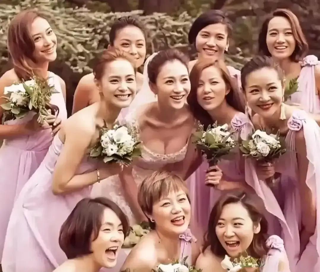 娱乐圈多的是在婚礼上暗自较劲的塑料姐妹花，偏偏李小冉当年出嫁时，身边那帮闺蜜的分寸感拿捏得堪称满分。
翻出当年的旧合影，站在她身边的伴娘随便拎出一个都是大熟脸。
钟欣潼的骨相、应采儿的气场、朱丹的明艳，这要是换在名利场的红毯上，谁也不可能轻易认输。
可镜头一对着她们，画风全变了。
清一色的淡