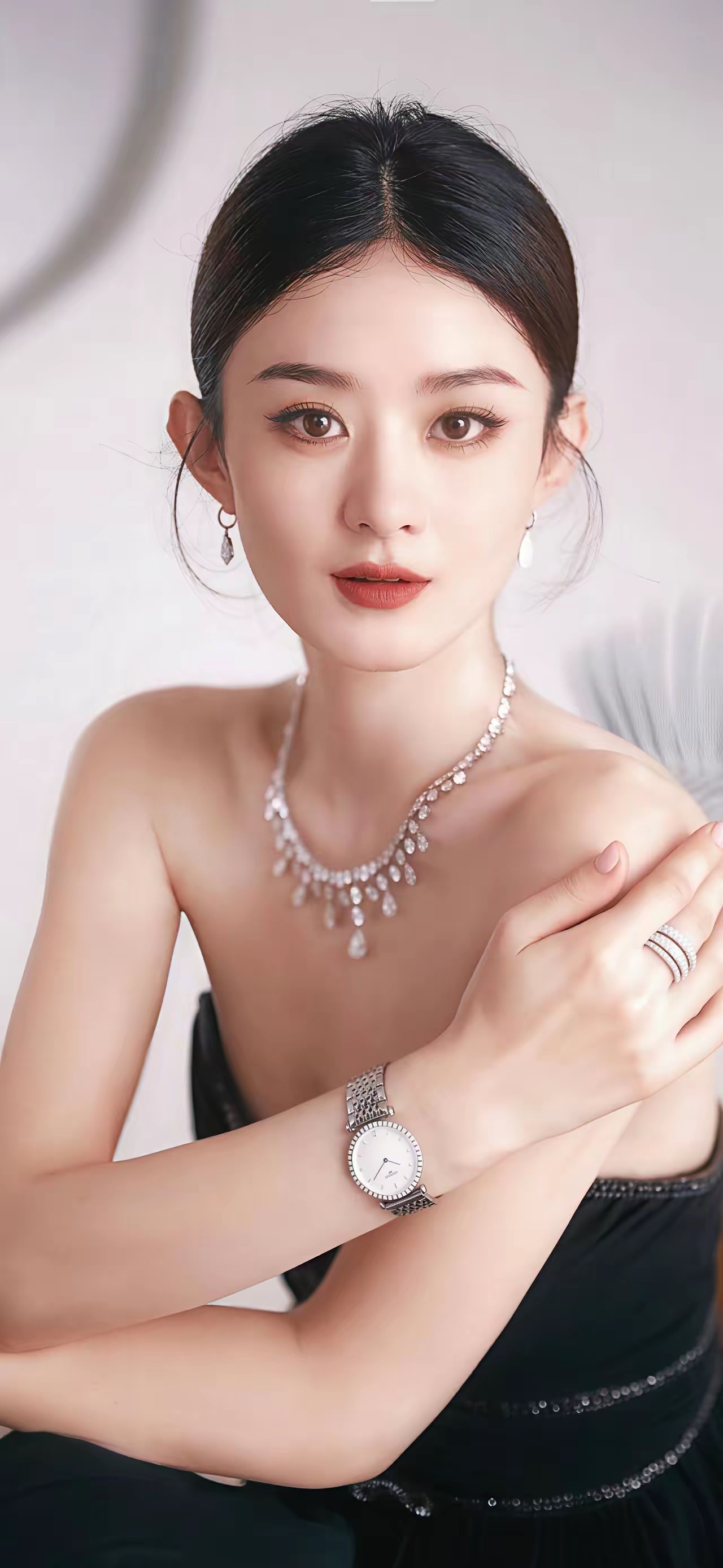 我敢说
赵丽颖
极有可能是冯绍峰长长的一生中，遇到的最优秀的女人了。
​39岁的她，能有优秀？
​在85花演员心目中的地位，她是是数一数二的，在观众心里，她的里演技是可圈可点的。
​非科班出身的她，凭借自己的努力和付出获得行业认可。
​凭借《花千骨》、《知否》获得金鹰奖最佳女演员，凭借《风 ​