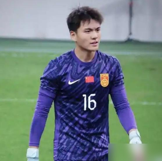 这帮U23里，真正值钱的其实就仨人。
李昊算一个。门将这个位置，二十岁出头能在欧洲二线联赛站稳脚跟，扑救反应和脚下出球都没明显短板，这种底子国内确实断档了。杨希也算一个，欧洲青训流水线出来的右后卫，防守选位干净，不靠犯规解决问题，回追那一下有老派边闸的意思。
但最让我琢磨的是毛伟杰
这小子不是“数据