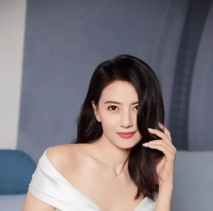 很多人以为女明星结了婚生了娃，有钱有闲，日子肯定过得像在蜜罐里一样滋润

结果一直被当成“人生赢家”模板的高圆圆，最近在一段访谈里突然倒起了苦水。她说自己生完孩子停工的那几年，简直是职业生涯里最受折磨、最痛苦的阶段。这话刚出来的时候，不少人捏了一把汗，私下里直犯嘀咕

难不成她和赵又廷这对娱乐圈的模