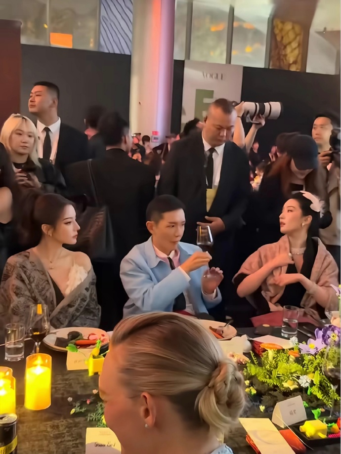 VOGUE盛典名场面！迪丽热巴开场刘亦菲压轴，两种美感太绝了
 
苏州VOGUE盛典的红毯直拍刷屏网络，不少网友感慨这次选角太有眼光。迪丽热巴作为开场嘉宾出圈，她那组惊艳镜头，居然是大雨来临前短短六分钟极速拍完的。嘴衔蝴蝶的造型氛围感拉满，明艳张扬的异域风情，一眼就让人记住。
 
另一边刘亦菲压轴登