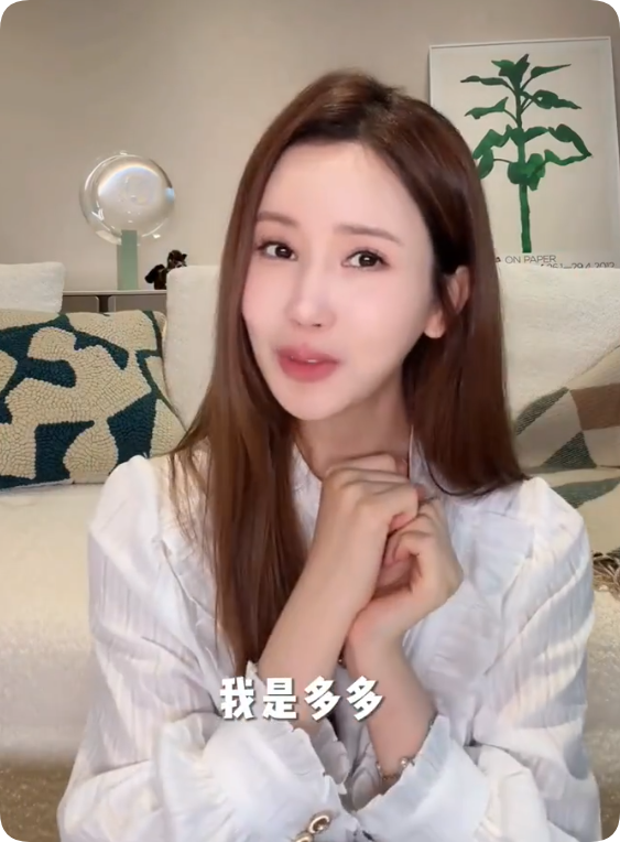 李多海已经知道宝宝是女孩子了！
虽然长居中国，但李多海也会回韩国录制综艺节目。日前在《我家的熊孩子》，亲口确认腹中宝宝是女孩。她的母亲已经到上海照顾她，而且孩子的名字定为“Heaven”。
李多海同时还透露，预产期在2026年11月中旬，这已经要开始倒计时了。
