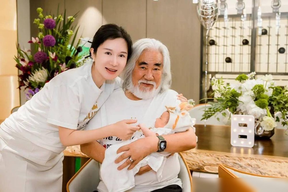 75岁张纪中给小女儿办两岁宴，一家六口同台，继子马丁又站最边上。
镜头里杜星霖抱着孩子笑，张纪中在C位配合，三个大孩子轮流送祝福。场面挺热闹，就是马丁的位置，永远像P上去的。
转头杜星霖就在直播间放话，还要拼第五胎。说孩子越生越聪明，越生越可爱，家里进入“良性循环”。75岁的张纪中在旁边点头微笑