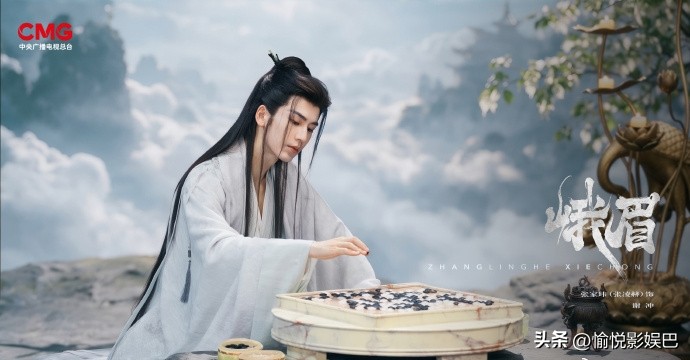 张凌赫《峨眉》客串造型来啦！“反派”身份带感

张凌赫在新剧《峨眉》预告中压轴现身！饰演表面仙风道骨的反派，白衣造型亮相！该剧定位国风悬疑短剧，将后续在央八与优酷全网首播！
张凌赫以“特别出演”身份亮相，饰演角色谢冲！预告中的谢冲一袭白衣、气质出尘，但其真实身份却是被指为“天下第一邪神”的反派！期待