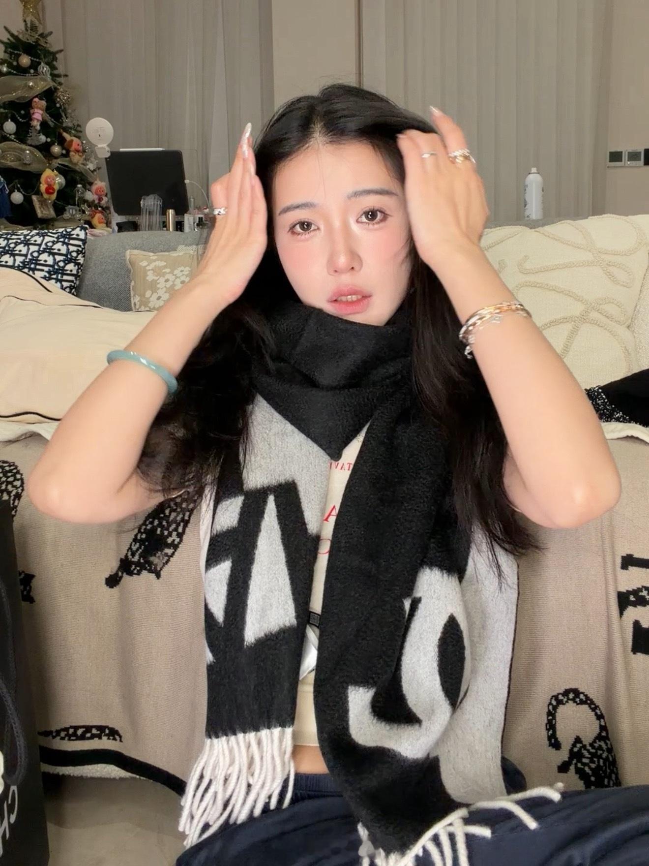 趁刚上新还能买到快去买吧 香奶这个羊绒围巾的颜色和lv那个经典黑配灰配...