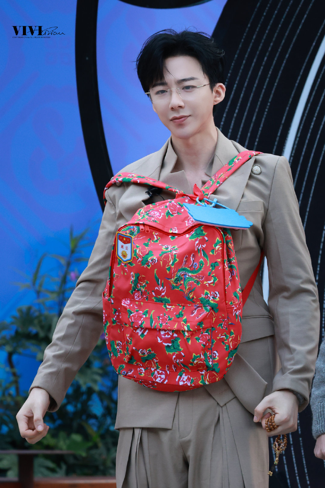 #摩登兄弟[超话]##原来刘宇宁的书包是为了防走光# |#刘宇宁和粉丝对抗路来的# |#刘宇宁音乐缘纪律委员上线# 
帅得一如既往，依旧搞笑担当[打call] ​