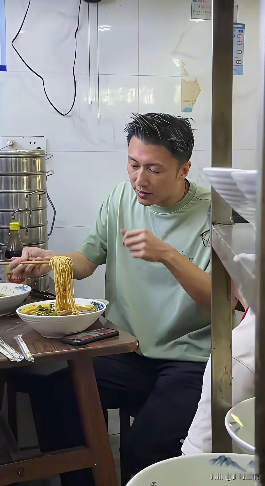 谢霆锋独自现身香港街边小吃店，简简单单一碗牛肉拉面，蘸上醋和酱油吃得津津有味。

褪去明星光环，坐在市井小店嗦面，随性自在，满满的烟火气，真的太接地气了。