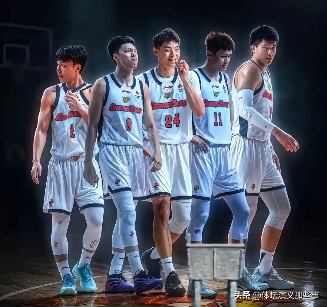 看似休赛期在转会市场悄声无息的广东男篮其实也在憋大招，实际的广东男篮其实拥有不俗的国产球员班底，徐杰、胡明轩、焦泊乔和崔永熙可是一水的国家男篮阵容，虽然内线是球队最大的短板，但广东男篮也不是没有办法，如果能将徐昕召回队中或许一切障碍都将迎刃而解。徐杰、胡明轩、焦泊乔、崔永熙和徐昕，都是当打之年，有冲