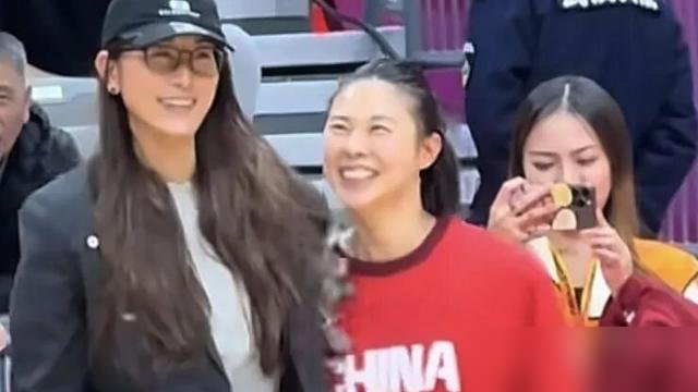 女篮都烂成这样了，还打算请70岁的老爷子出山救火？我直接说，别折腾了。
看看现在这帮姑娘在干嘛。李月汝回山西了，韩旭刚打完WNBA转头就飞澳大利亚，杨舒予在悉尼一场砍20分，张子宇在山东热身赛又是20分加一堆盖帽。核心全在往外走，年轻人全在冒头。
这时候你让宫鲁鸣来带？他上一次带女篮是哪年的事了