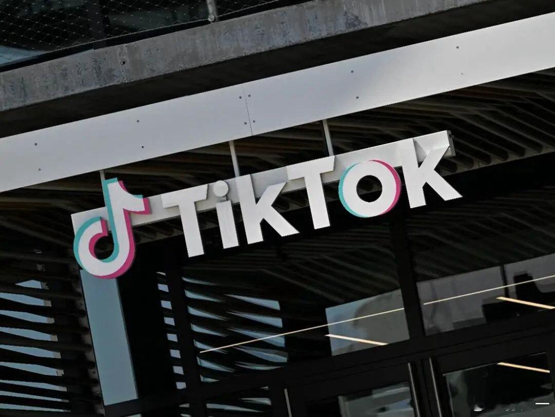 美国司法部周五表示，TikTok及其母公司字节跳动已同意支付4亿美元，以和解该平台违反儿童在线隐私法的指控。此前，司法部于2024年起诉TikTok和字节跳动，指控这款社交媒体应用违反《儿童在线隐私保护法》。该法律禁止在线平台在未征得父母同意的情况下收集13岁以下用户的数据。

图片来源于网络 ​