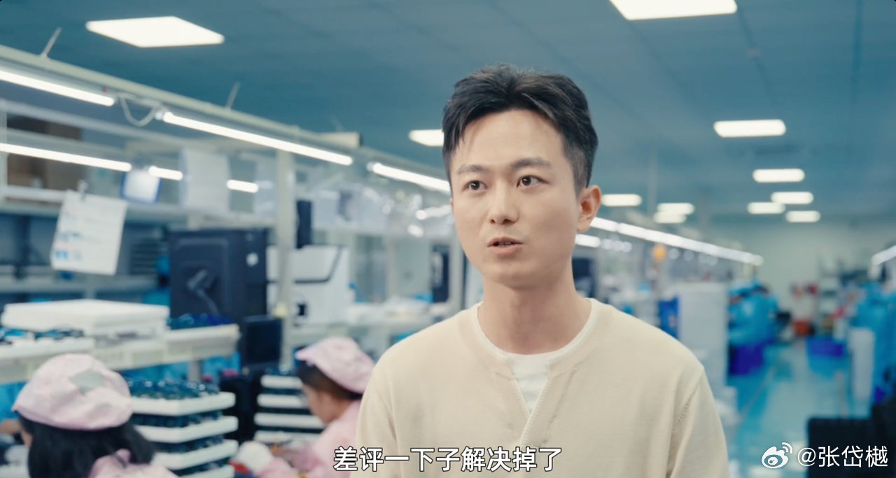 #00后侄子带80后叔叔勇闯美国##60美元深圳AI眼镜在美国卖爆# AI眼镜并不好卖，但消费者会主动搜索耳机、手表和充电宝，却很少一开始就知道自己为什么需要一副AI眼镜，深圳团队没有急着堆参数，而是先拍视频、看评论、观察用户在哪些场景停留，再慢慢让产品从“看不懂”变成“想试试”。 ​