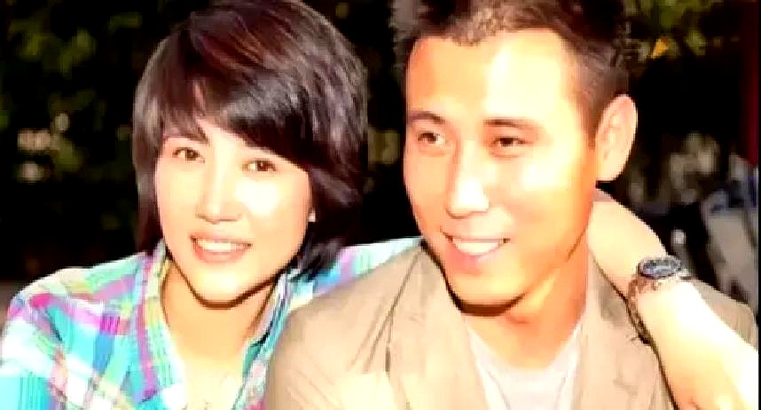 2015年拍戏现场，李乃文按着颜丙燕狂亲了十多次，把女方逼得当场发火，质问他是不是平时也拿鼻子硬顶媳妇，结果他憋得满脸通红，回了句“我还没媳妇呢”，全场瞬间笑喷
 

四十岁的大老爷们，平时演戏一身的本事，碰上吻戏愣是笨手笨脚。颜丙燕在旁边一语道破：你不是不会演，是心里杂念太多，总琢磨镜头机位，反而