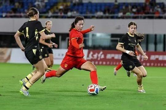 资讯：8月21日消息，上海明日之星冠军杯排位赛赛程确定，中国U17女足将与皇马U17女足交手，贺涵若和李启娴被纳入本场比赛人员名单。#中国女足U17 #青年女足 #足球新闻 ​
