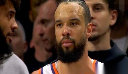 回看这场107比120的季后赛，全场最憋屈的画面，定格在狄龙走向替补席...