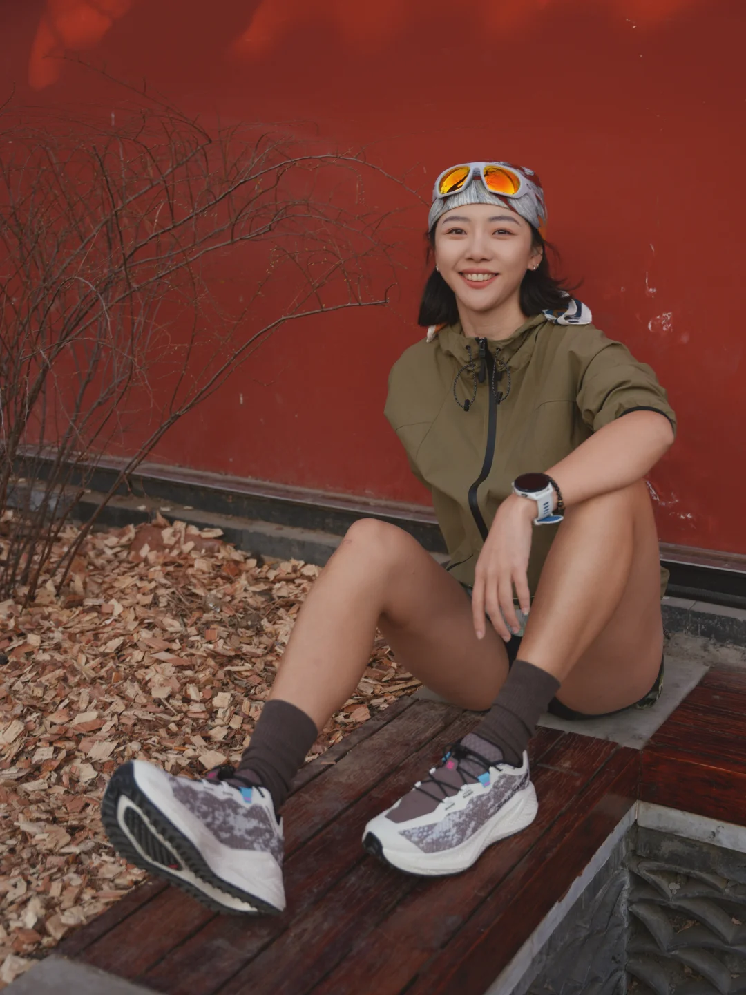 一双鞋，上午追着工作进度，晚上跑进胡同深处