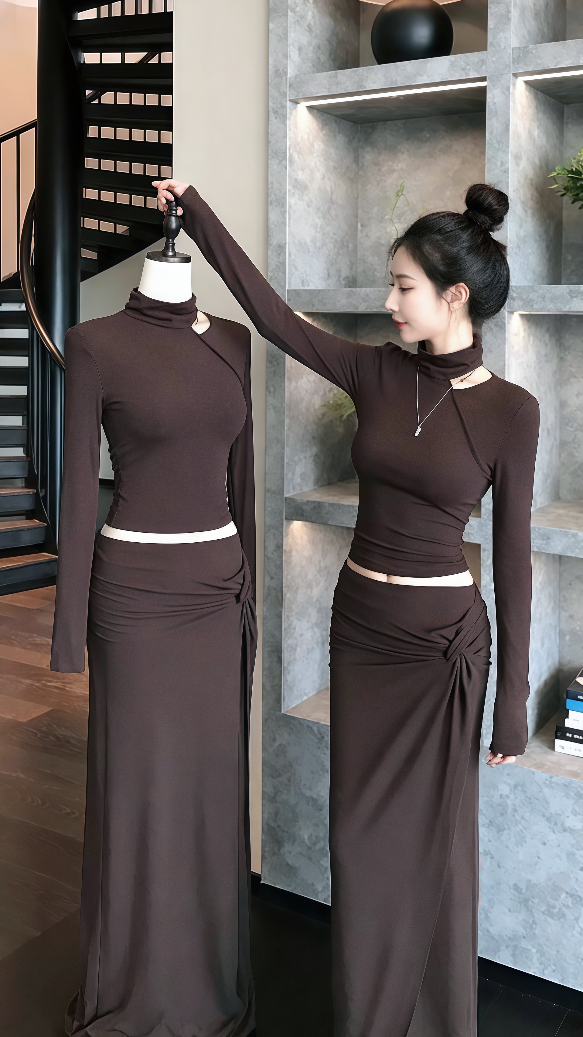 在都市质感空间里，许妍以一身巧克力棕套装演绎优雅格调。高领镂空上衣勾勒...