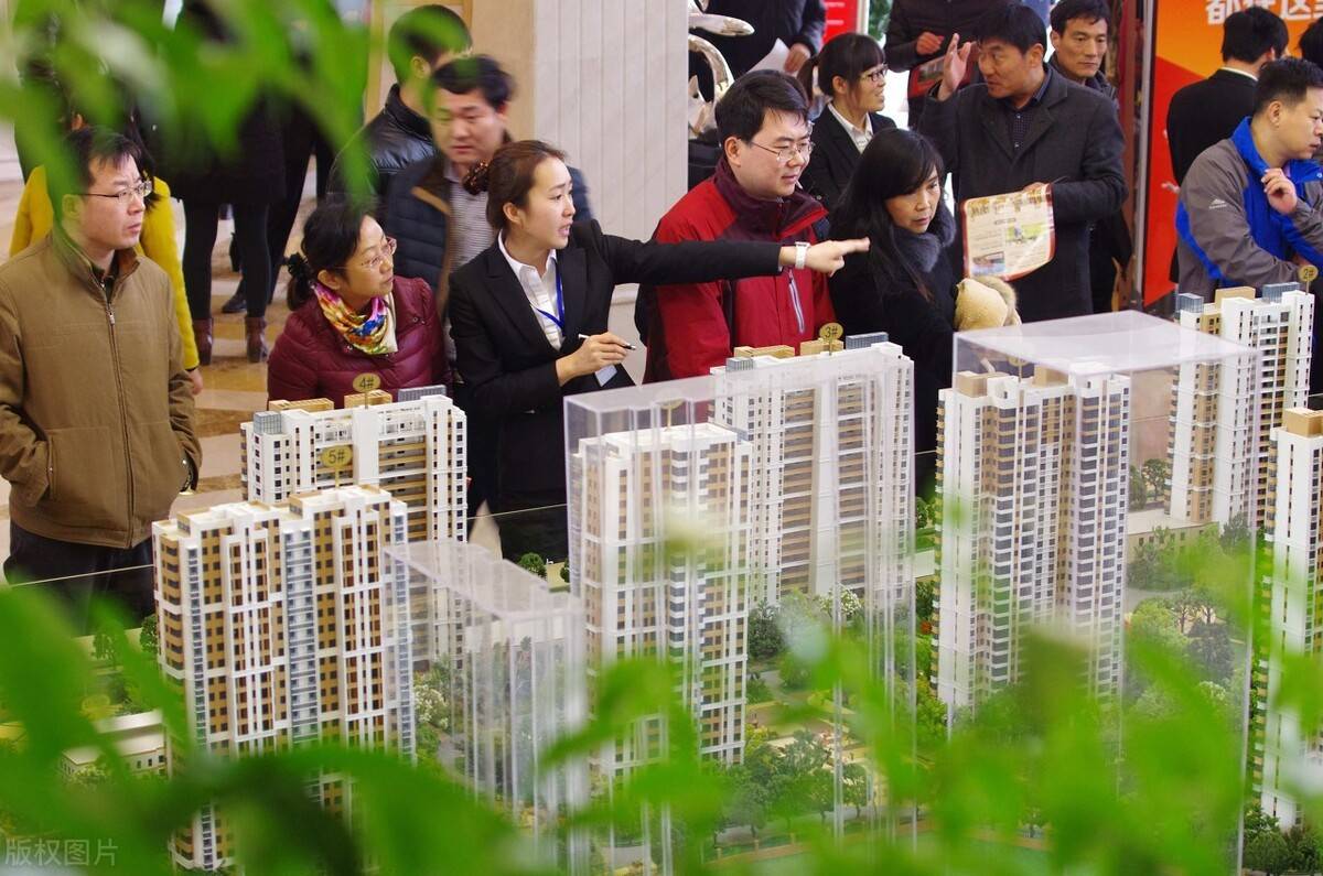 国新办发布会上，住建部明确表态，国内房地产正式迈入存量时代，二手房交易占比已经达到52%，过半省份二手房成交量超过新房，改善置换成为购房的主要诉求。
 
过去大家买房，大多盯着新建楼盘，新房是市场绝对主角。现在市场结构已经发生改变，并不是购房需求消失，只是大家的选择发生了转变。房企过去高杠杆快速开发