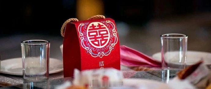 【婚宴17道主菜酒店上错10道被诉   婚宴上错菜酒店被判退差价赔精神损失】满心欢喜结婚，不料在婚宴上，酒店竟将17道主菜上错10道。近日，安徽省芜湖市中级人民法院二审宣判这起婚宴服务合同纠纷案，维持芜湖市弋江区人民法院一审判决，认定酒店上错菜品构成违约，判决酒店退还差额部分餐饮费10800元并 ​