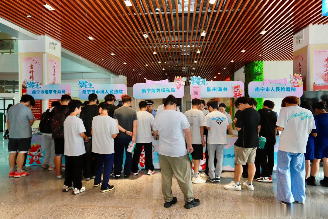 #邕护反走私有我#
反走私开学第一课火热开讲📚
南宁市打私办联合多部门走进广西安全工程职业技术学院，那客老师带来普法进校园活动。

真实案例讲解搭配原创木偶情景剧🎭
扔沙包闯关、答题打卡等趣味互动，打造沉浸式普法课堂。
同学们踊跃参与，多部门现场答疑，把反走私知识牢记心中。

筑牢校园 ​