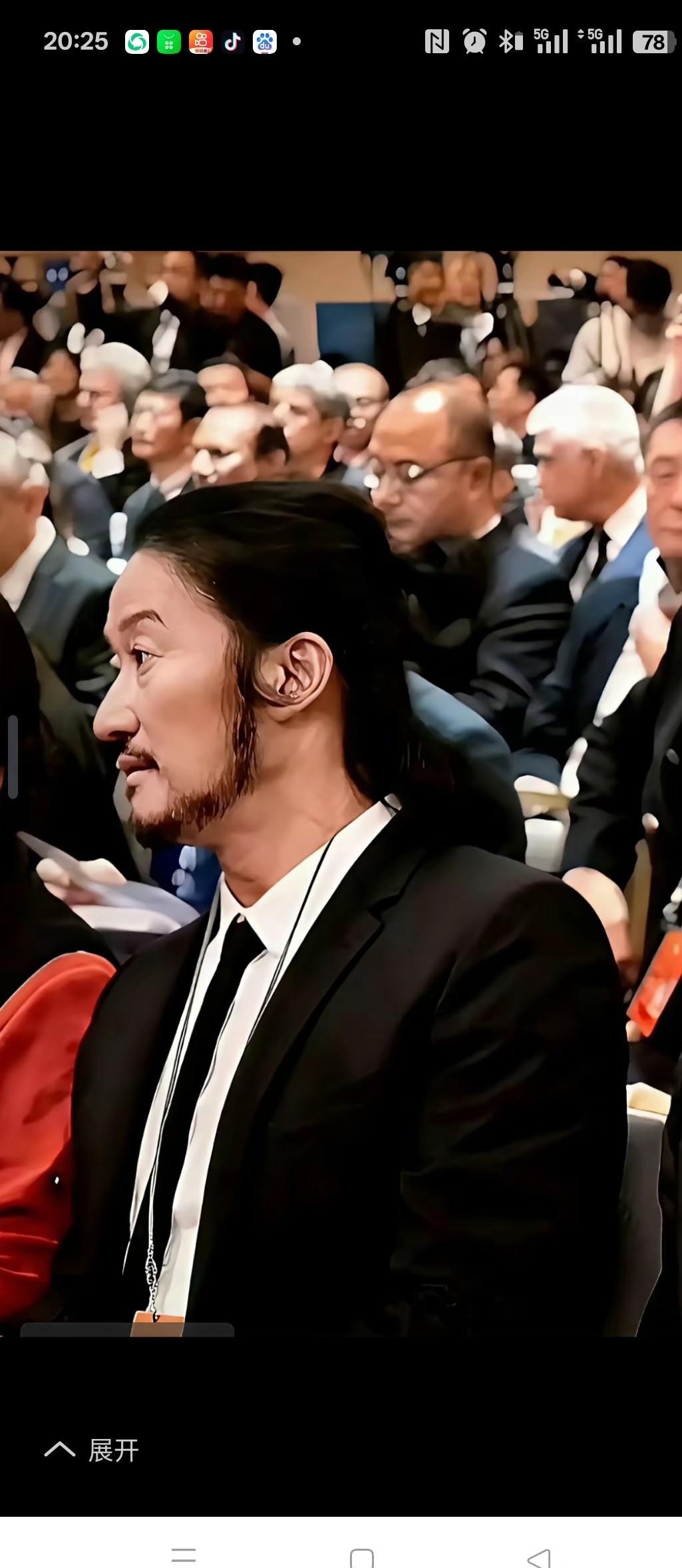 吴京这满脸大胡子的近照一出来，很多人第一眼还真没敢认。
要不是看身形和边上站着干干净净的张译，不知道的还以为是哪位刚出关的世外高人。
其实不光是他，圈里但凡是坐上导演椅的，张纪中、陈建斌、张国立，下巴上基本都少不了一大把胡子。很多观众不理解，觉得这造型既显老又显得不够利索，难道搞艺术的必须得配这