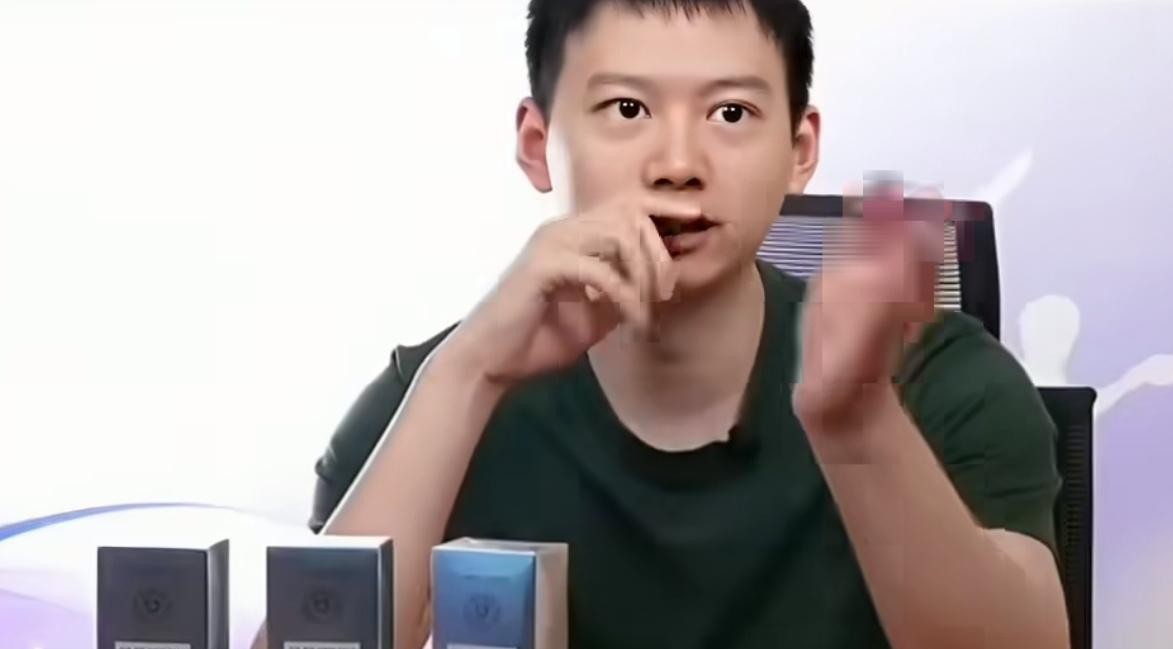 决胜局拼到11比13惜败，黄友政这盘球输得实在让人心里发堵。
亚锦赛男团半决赛碰上中国台北，国乒小将打头阵，黄友政苦战五局，2比3被郭冠宏翻盘。
其实真不是实力不行。前几局两人缠斗得很凶，黄友政在远台连续反拉的那几个回合，质量拉满，打得相当提气。
但为什么打到最后决胜分，整个人突然就僵住了？