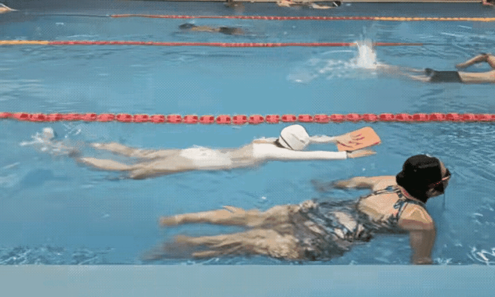 小意外带来大欢乐！  泳池里，小姐姐潜心练习游泳，结果一头扎进了大哥怀...