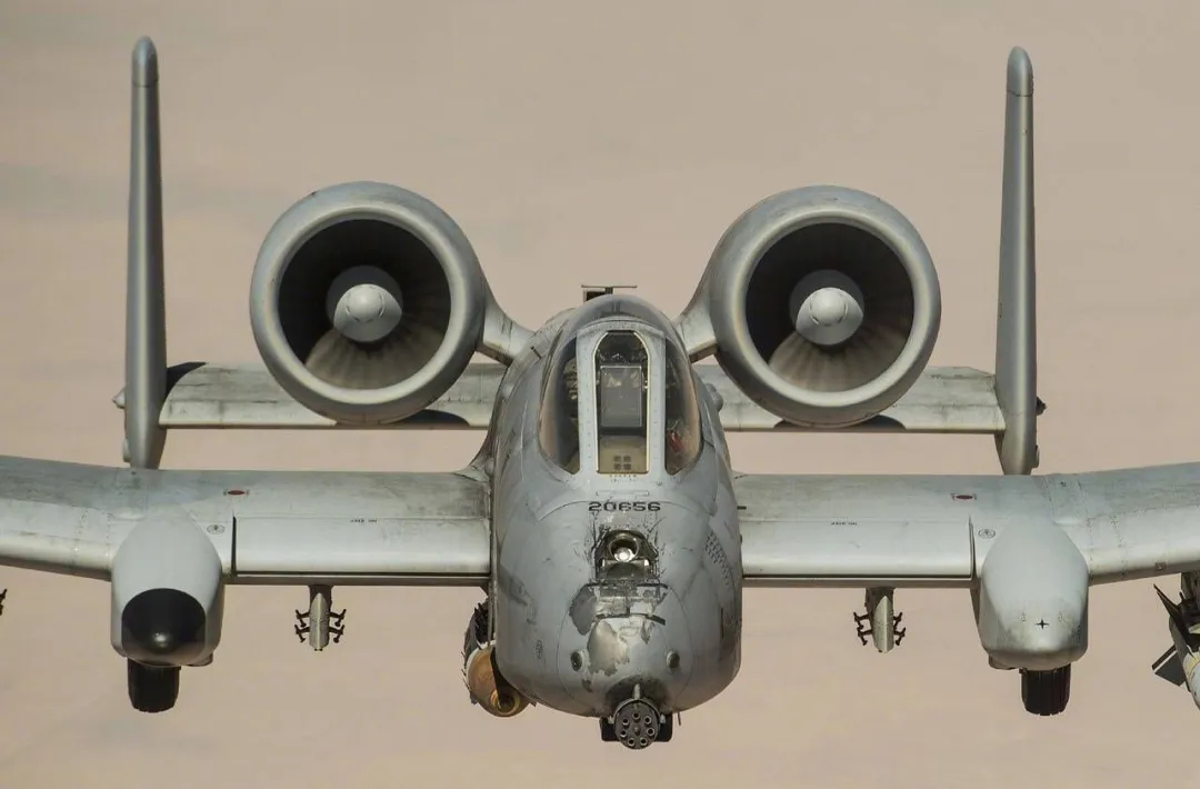 A-10“疣猪”强击机的辉煌战绩，很好奇，两个坦克比较好理解，但那两架F-22和F-16是咋回事？  

#烽火问鼎计划##遭袭机长重伤牙医乘客救了他的命# 这事发生在‌美军红旗军演（Red Flag）‌的高强度模拟对抗训练中，是在极其特定的规则和战术背景下取得的。

照片是隶属于美国空军空战司令部的A-10C强击 ​