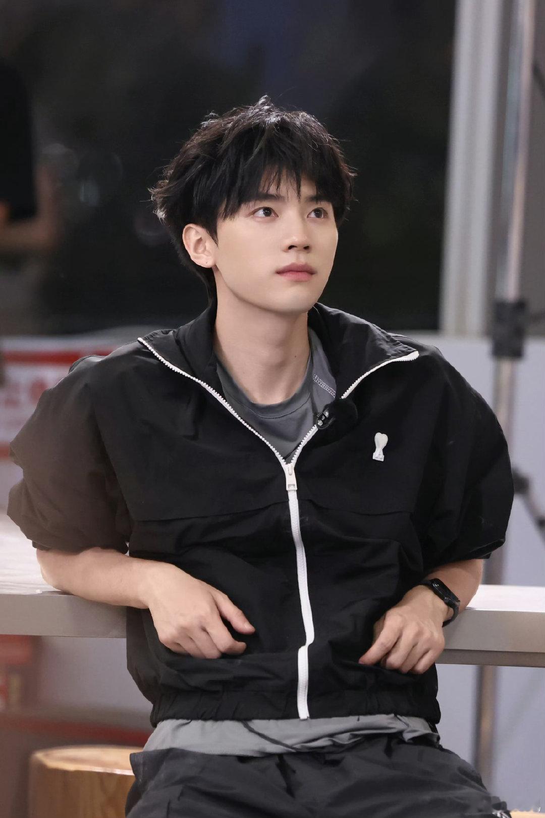 #周翊然[超话]##周翊然[超话]##周翊然明盛# [相爱]#周翊然发博为谷爱凌加油# [手指比心]#周翊然 廿叁笃行步迈云程# 

自带清爽的少年氛围感，待人谦和有礼，私下安静内敛，面对镜头和表演又格外专注耀眼。希望你岁岁平安喜乐，自在随心，解锁更多精彩作品，一直闪闪发光。

​