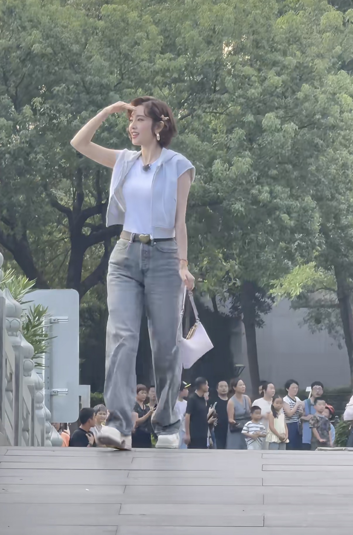 唐艺昕线下拍摄综艺节目，一出场就是甜妹出场，感觉她和毛晓彤的感觉有点像，笑起来很有感染力，也给人感觉很有少女感，完全看不出来生过小孩，最羡慕的就是她和张若昀的爱情了，感觉结婚之后两个人就低调了很多，专心带娃和搞事业