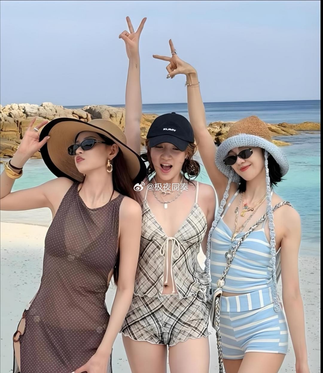 沈梦辰 郁可唯 孟佳海边写真  神仙姐妹花 ​