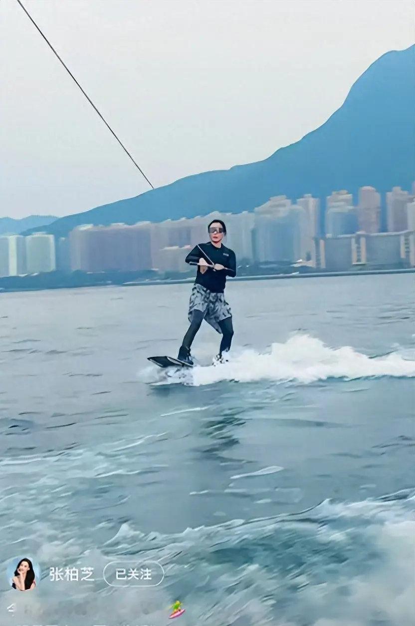 张柏芝46岁冲浪爆火：看起来年轻有活力 ​